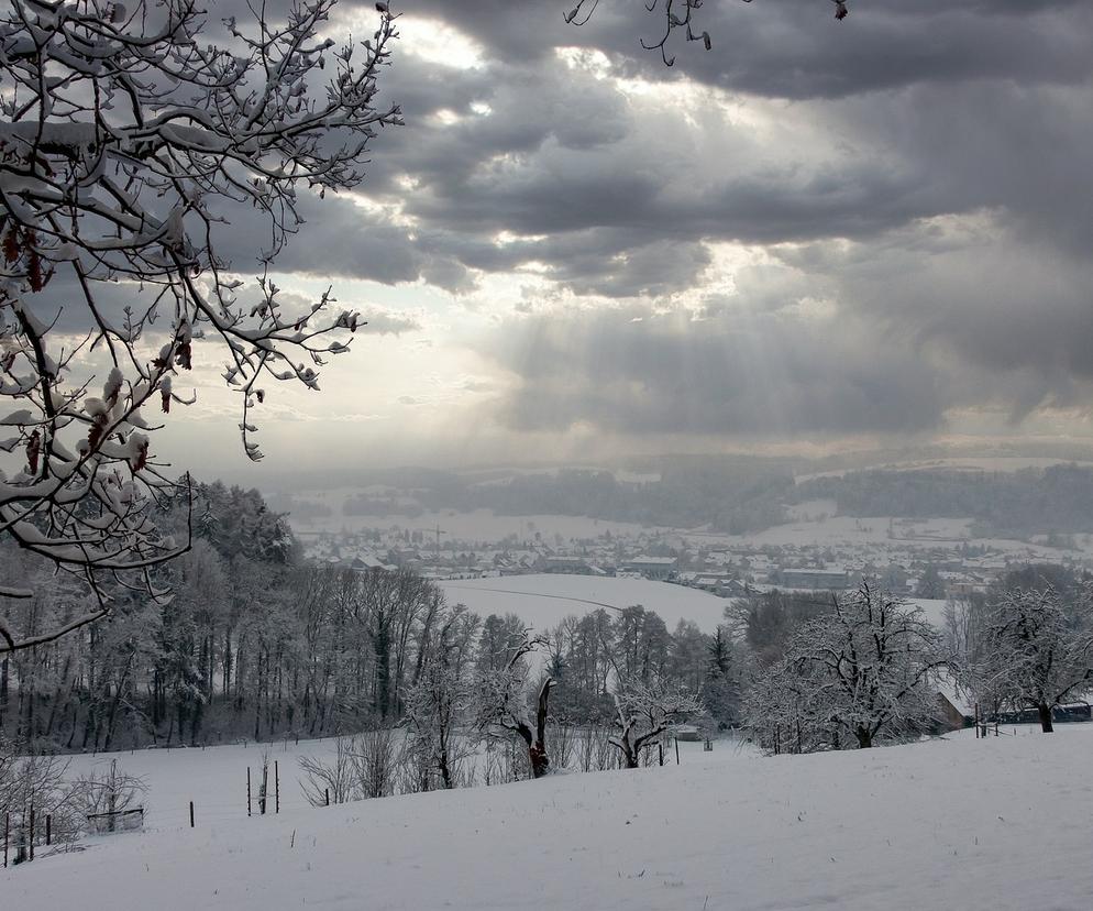 Podwójne uderzenie zimy! Śnieżyce i wichury storpedują Polskę? Potężny, głęboki cyklon