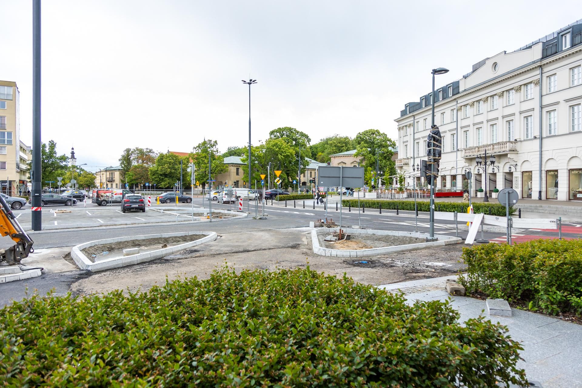 Sadzenie zieleni na placu Bankowym w maju 2025 r.