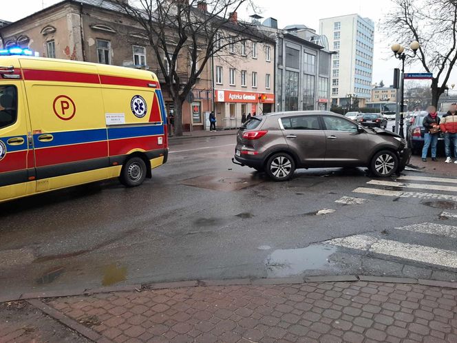 Stłuczka i potrącenie pieszego w centrum Siedlec