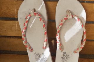 Damskie klapki - odnawianie butów krok po kroku 