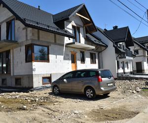 Rok po pożarze w Nowej Białej. Część domów nadal jest w trakcie budowy