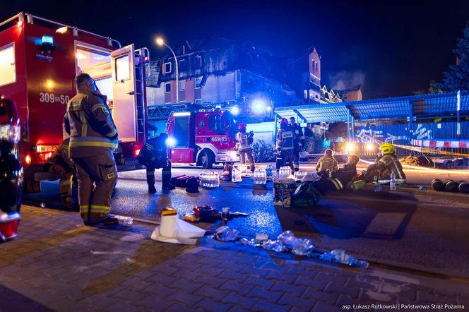 Pożar w Ząbkach. Strażacy przeszukują pogorzelisko