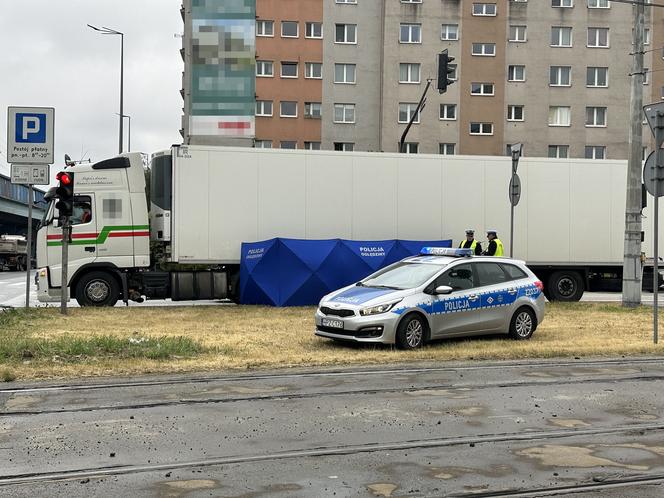 Ciężarówka zmiażdżyła pieszego na pasach w Warszawie. Fatalny wypadek, śmierć na miejscu