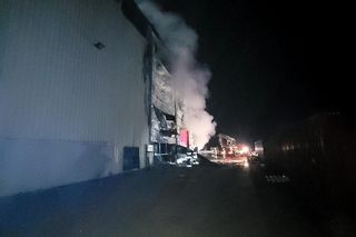 Potężny pożar hali magazynowej