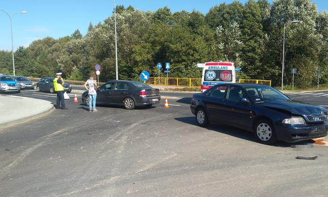 Zderzenie dwóch osobówek na obwodnicy Brodnicy. Jedna osoba trafiła do szpitala! [ZDJĘCIA]