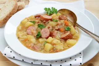 Zupa zagraj z kluseczkami – tradycyjna dziadowska kartoflanka z zacierkami, która smakuje jak u babci!