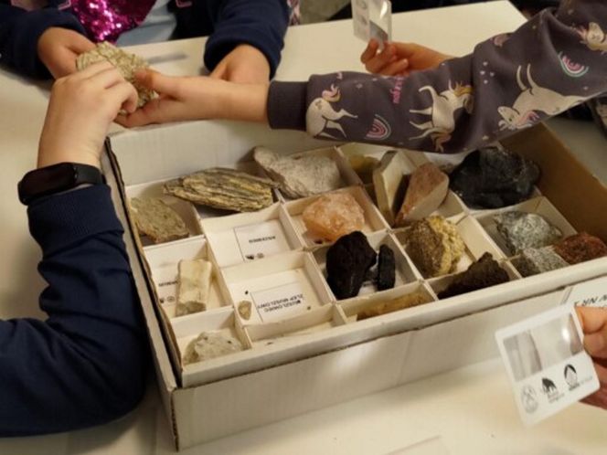 Mineral Expo w Pałacu Kultury ze szkieletem ichtiozaura