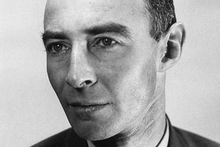 Robert Oppenheimer nazywany jest ojcem bomy atomowej