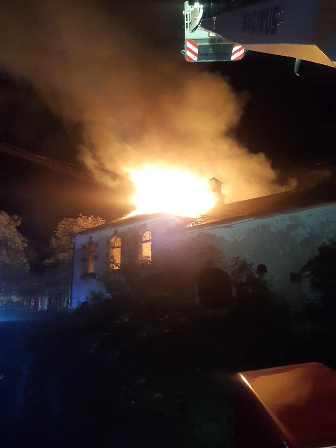 Potężny pożar w Legnicy. Płonął były radziecki szpital 