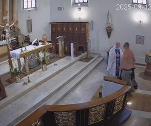 Półnagi mężczyzna przerwał mszę. Krzyczał, był agresywny
