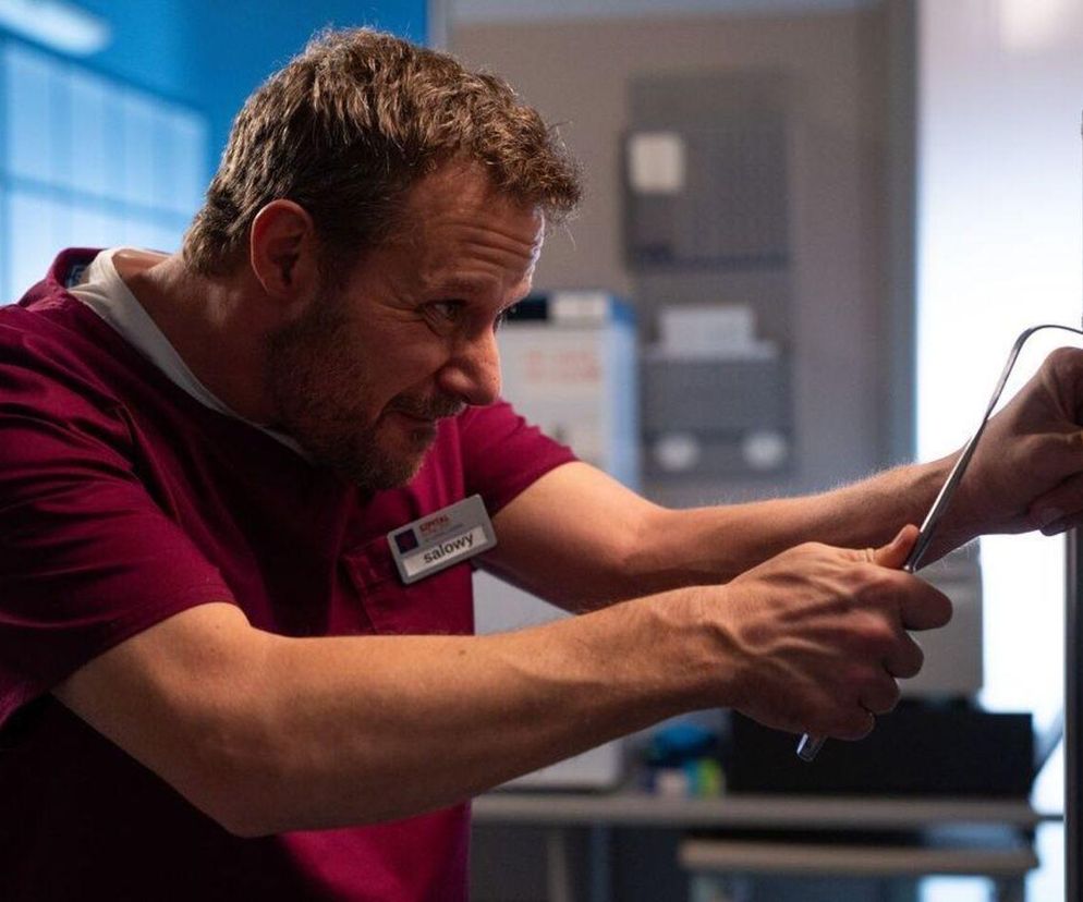 Na dobre i na złe odc. 959 finał sezonu. salowy Mundek (Grzegorz Małecki)