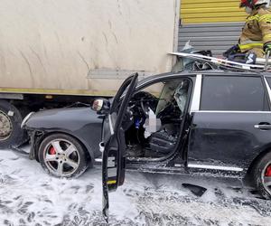 Potworny wypadek na S8 pod Zduńską Wolą! Porsche wjechało pod tira