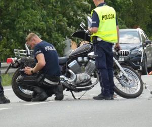 Wymusił pierwszeństwo przed motocyklistą. 62-latek wpadł pod ciężarówkę. Zginął na miejscu