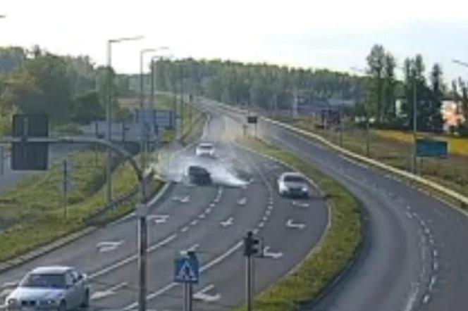 Legnica. 58-latek z volkswagena zszokował innych kierowców. Wszystko się nagrało [ZDJĘCIA]