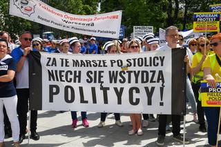 Pielęgniarki i położne protestowały pod Sejmem