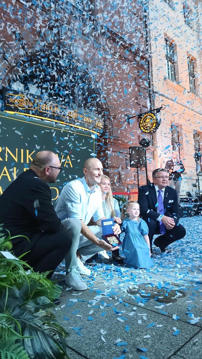 Mirosław Ziętarski z Katarzynką w Piernikowej Alei Gwiazd