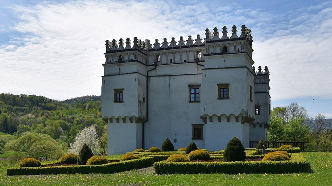 To najsławniejsza wieś w Małopolsce. Legenda głosi, że w miejscowym dworze zamieszkały diabły