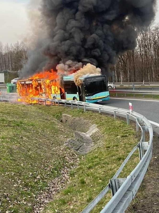 Autobus miejski zapalił się na autostradzie A4. W środku byli pasażerowie