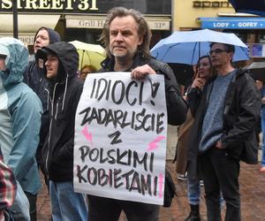 Tłum zwolenników aborcji protestował w centrum miasta. Manifestacja ruszyła pod kurię biskupią i siedzibę PiS