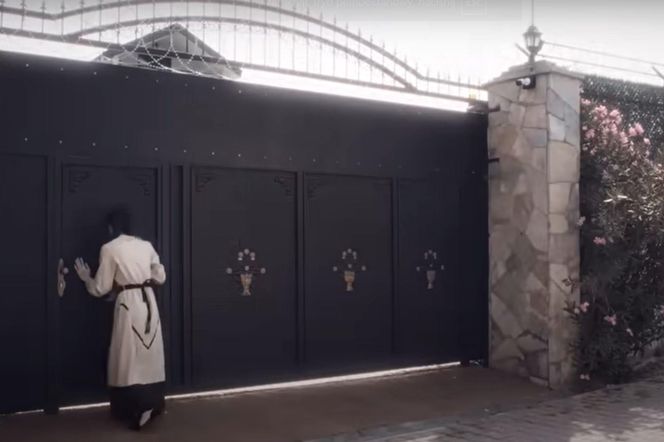 Wyjdzie na jaw, że Nana jest nieślubną i niechcianą córką ojca Aziza 