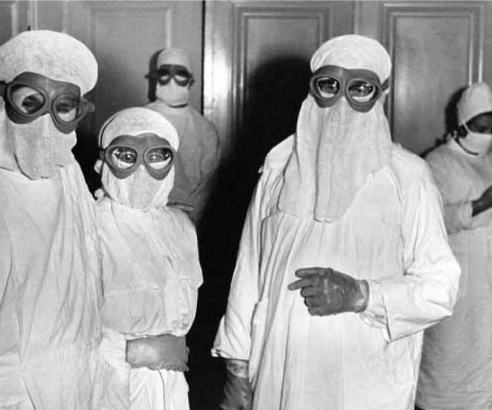 Czarna ospa we Wrocławiu, 1963 r. Ubiór ochronny służby zdrowia podczas epidemii