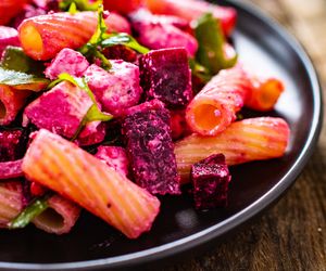 Sałatka makaronowa z burakiem i serem feta