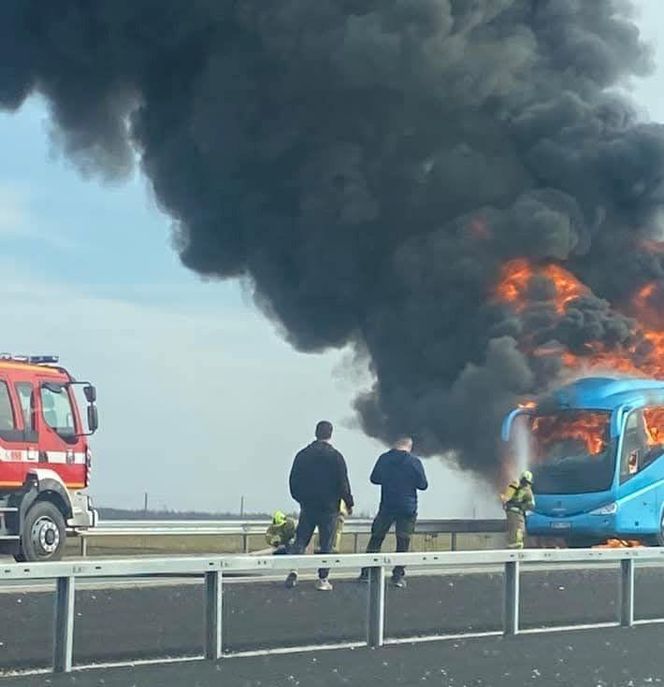 Na A2 na wysokości Broszkowa zapalił się autobus turystyczny