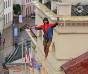   Urban Highline Festival 2023 w Lublinie. Slacklinerzy robią cuda na linach!