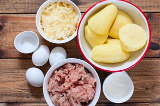 Zapiekanka z tartych ziemniaków i mięsa mielonego: instrukcja krok po kroku