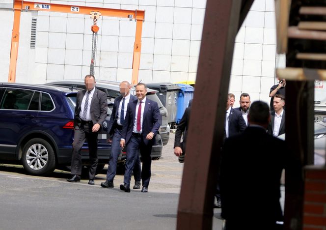 Zjechali na spotkanie do siedziby PiS na Nowogrodzką