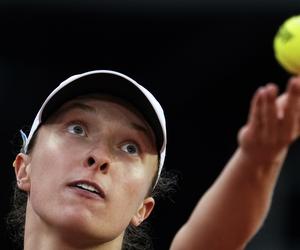 KIEDY gra Iga Świątek Roland Garros Ćwierćfnał Znamy PLAN GIER, sprawdź O której gra Iga Świątek - Coco Gauff O której godzinie mecz Świątek jutro w Paryżu 1/4 finału