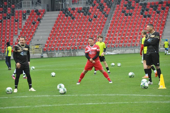 W Tychach grają gwiazdy światowego futbolu. Najpierw był pokazowy trening z młodzieżą