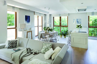 Mieszkanie w bieli i w drewnie - nowoczesne i eleganckie. Kasia sama je zaprojektowała