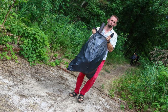 Prezydent Szczecina pomógł w sprzątaniu Plaży Mieleńskiej