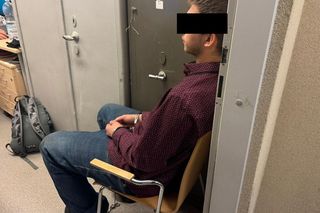 Uzbrojony po zęby 24-latek groził kobiecie, że ją zastrzeli. Potem napadł na stację benzynową