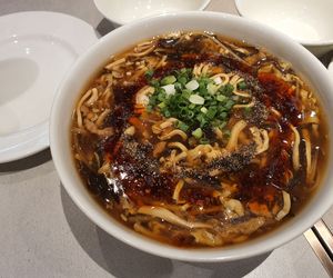 Zupa seczuańska z wieprzowiną  i pekinką - pożywna i pyszna