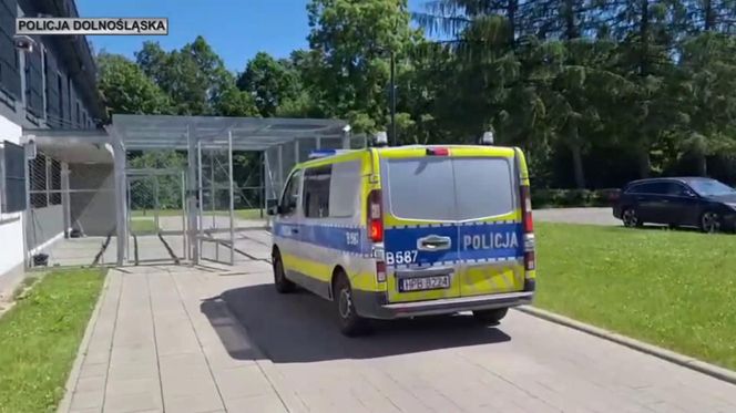 Jelenia Góra. 51-latka uciekła po uwięzieniu w pustostanie. Była wielokrotnie bita przez 40-latka.