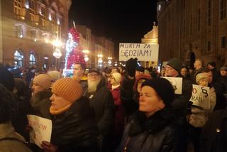 Manifestacja w obronie sądownictwa na Rynku Staromiejskim w Toruniu