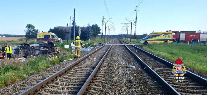 Gronówka. Śmiertelny wypadek na przejeździe kolejowym. Zderzenie kampera z pociągiem osobowym [ZDJĘCIA].