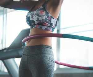 Hula-hoop na mięśnie brzucha i talię: jak ćwiczyć, żeby schudnąć? 