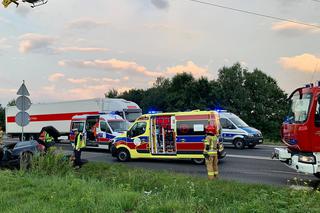 Gliwice: Groźny wypadek na trasie DK88. Trzy osoby ranne po zderzeniu dwóch samochodów. Dwie były zakleszczone w pojeździe