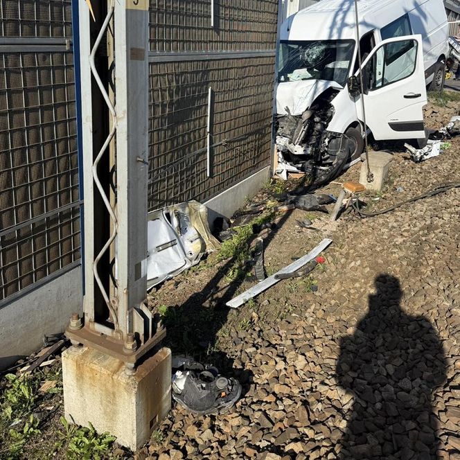 Dostawczak wjechał pod pociąg! Ogromne utrudnienia na kolei