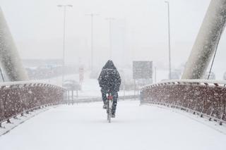 Śnieżyce w Polsce 2022 - kiedy i gdzie najgorzej? Taka pogoda paraliżuje ulice!