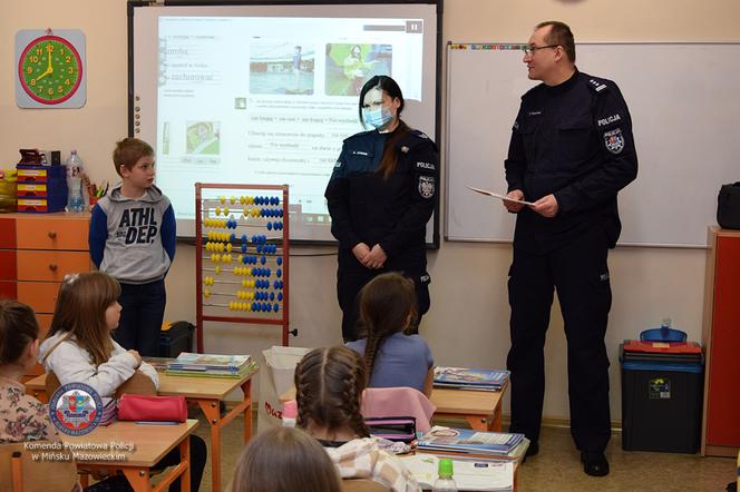9-latek uratował życie mamusi. Policjanci podziękowali mu za heroiczne zachowanie