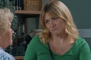 M jak miłość, odcinek 1687. Barbara (Teresa Lipowska), Ula (Iga Krefft)