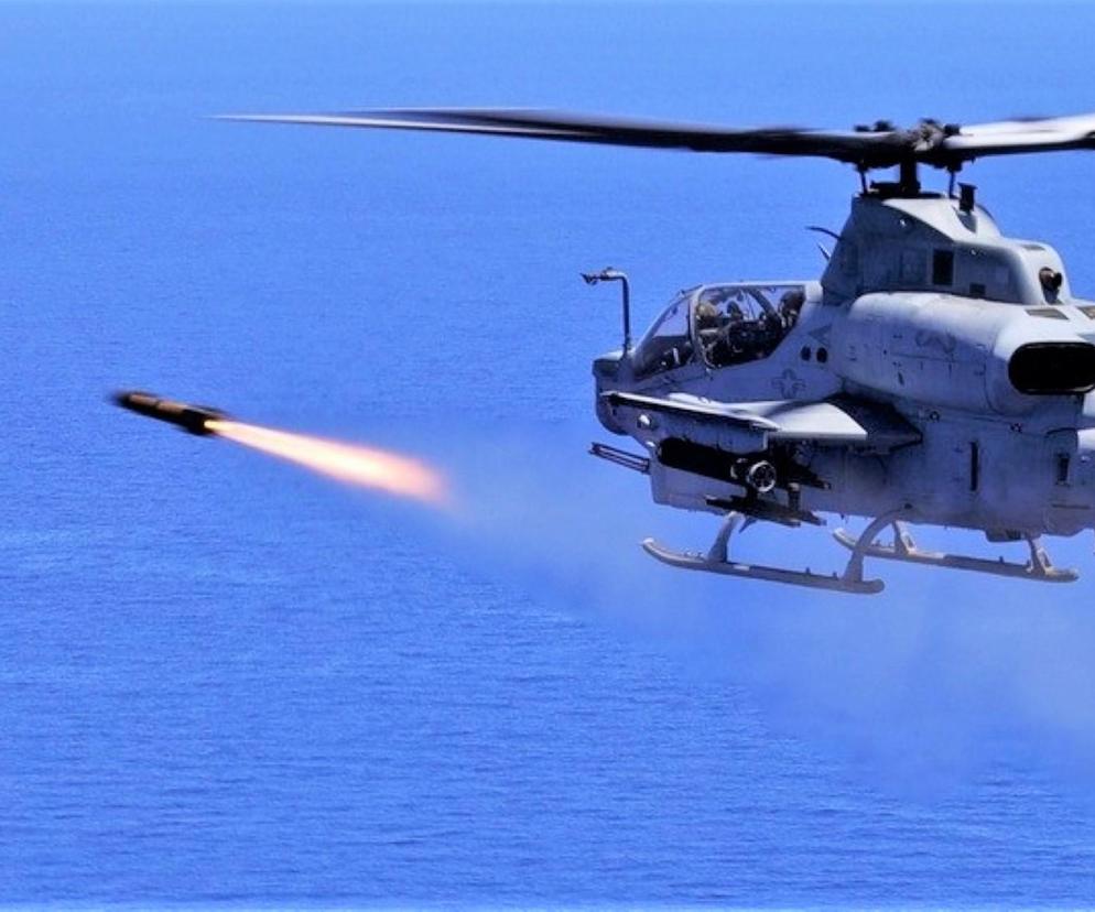 Śmigłowiec AH-1Z Viper zniszczył pociskiem JAGM ruchomy cel 