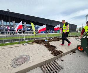 Rolnicy wjechali z gnojem na Europejski Kongres Gospodarczy w Katowicach. Protest przeciwko Zielonemu Ładowi