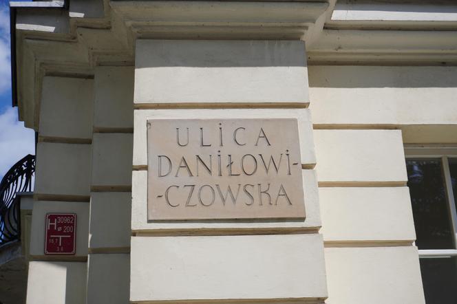 3. Właz na ul. Daniłowiczowskiej - przy skrzyżowaniu z Senatorską. Łączył Stare Miasto ze Śródmieściem i włazem przy ul. Mazowieckiej