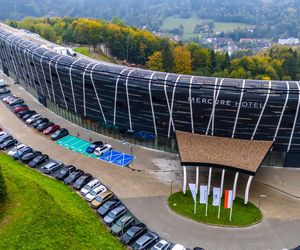 Wygląda jak orle gniazdo lub wielki rogal. To najdłuższy hotel w Europie i stoi w Polsce