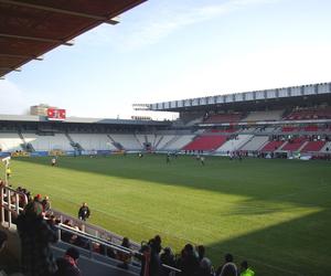 Grają mimo intensywnych opadów! Rozpoczął się mecz Cracovii z Pogonią Szczecin